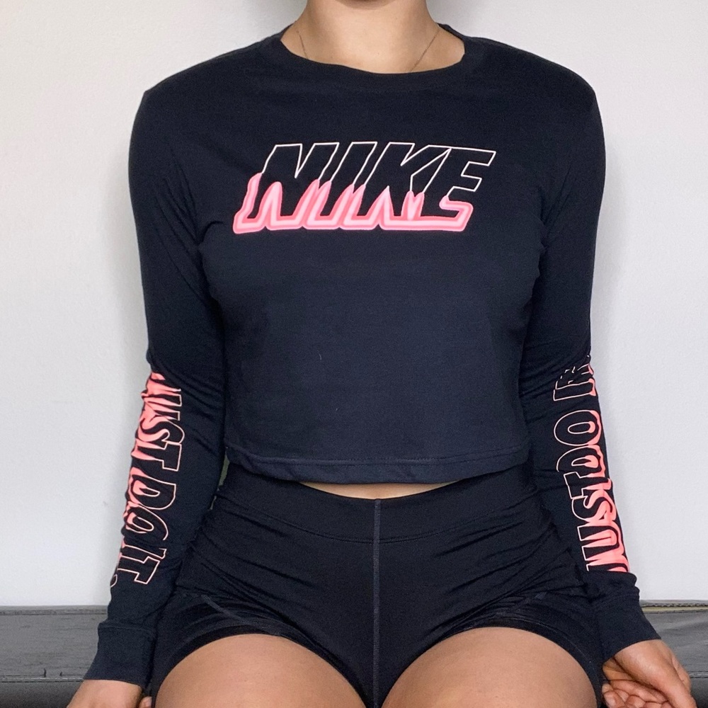NIKE Crop Top